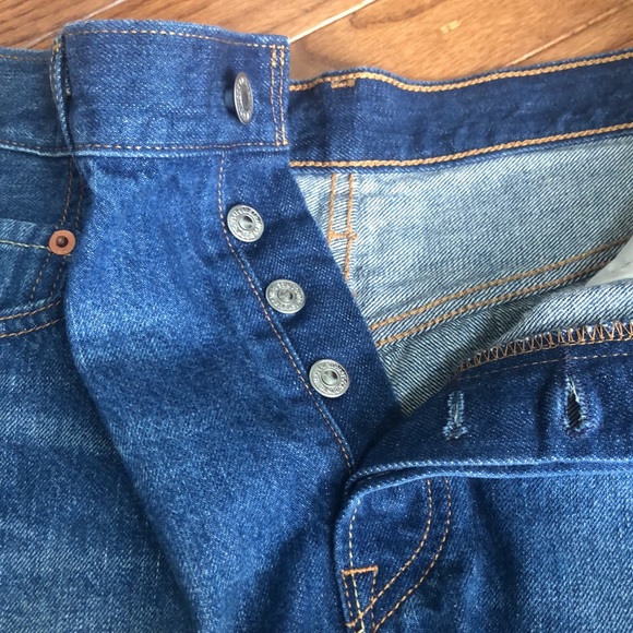 Like new Levi’s 501 Jean shorts - Picture 4 of 6